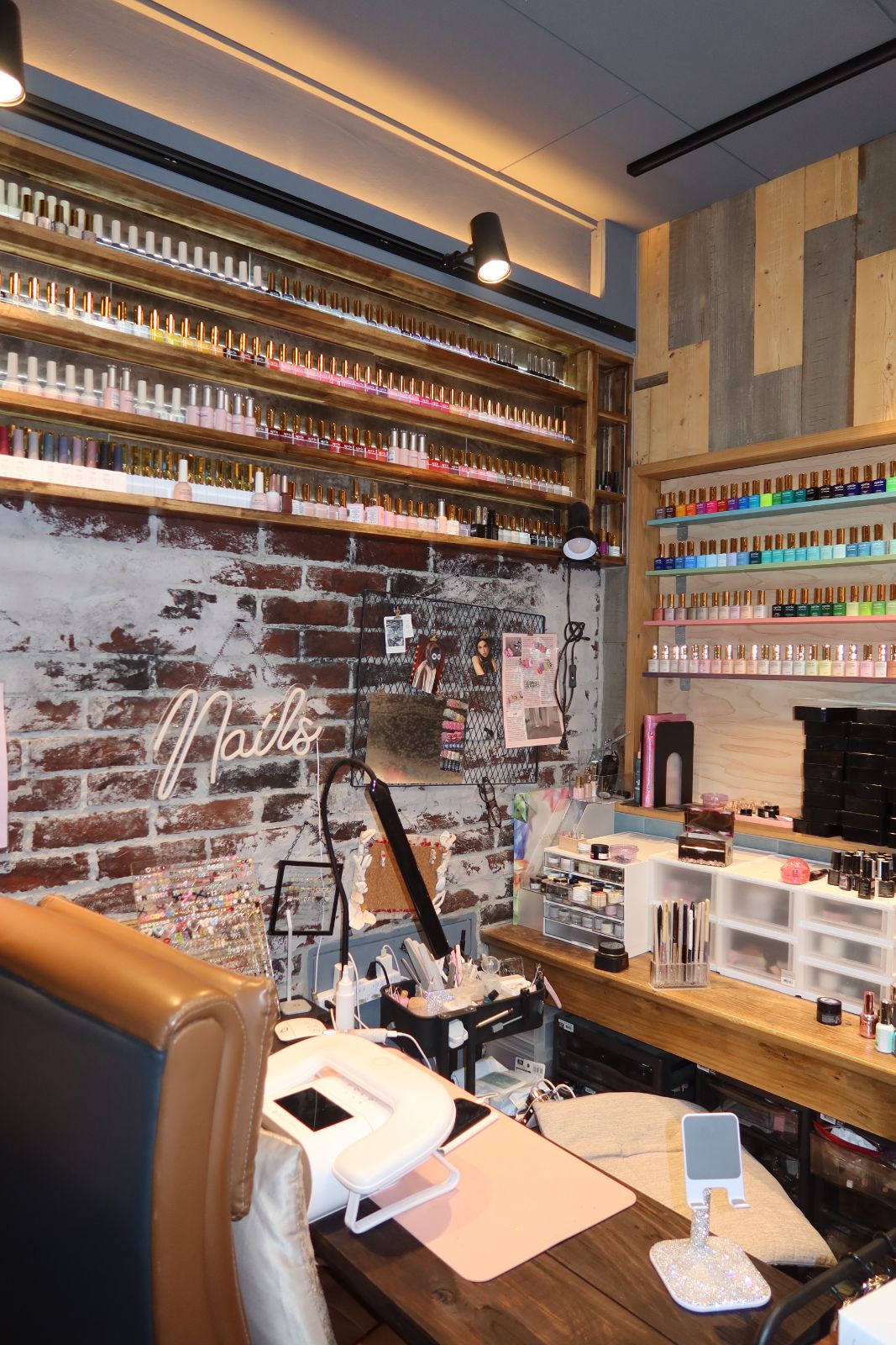 Nail desk